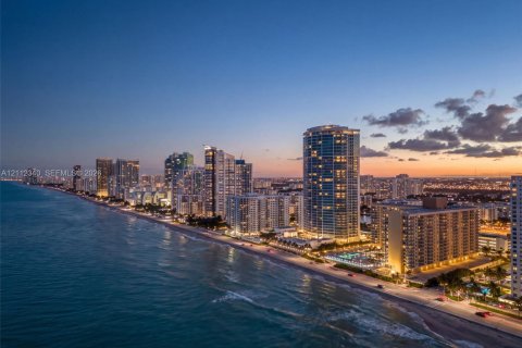 Copropriété à louer à Hollywood, Floride: 1 chambre, 77.57 m2 № 2431395 - photo 2