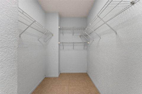 Copropriété à louer à Hollywood, Floride: 1 chambre, 77.57 m2 № 2431395 - photo 17