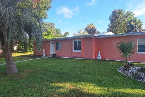 House in Summerfield, Florida 3 bedrooms, 121.89 sq.m. № 2238075