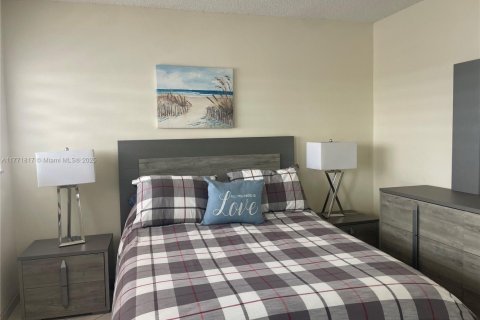 Condo in Hallandale Beach, Florida, 1 bedroom  № 1867870 - photo 8