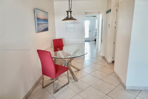 Condo in Hallandale Beach, Florida, 1 bedroom  № 1867870 - photo 10