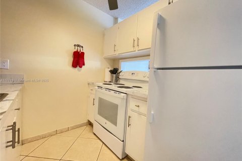 Condo in Hallandale Beach, Florida, 1 bedroom  № 1867870 - photo 14