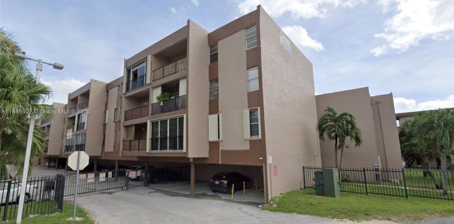Condominio en Hialeah, Florida, 3 dormitorios  № 1857058