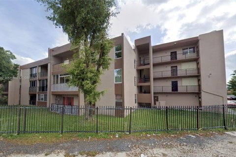 Condominio en venta en Hialeah, Florida, 3 dormitorios, 117.06 m2 № 1857058 - foto 2