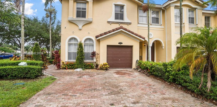 Townhouse in Miami, Florida 4 bedrooms, 184.41 sq.m. № 1874818