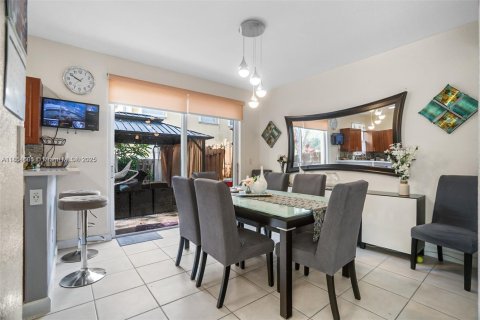 Townhouse in Miami, Florida 4 bedrooms, 184.41 sq.m. № 1874818 - photo 9