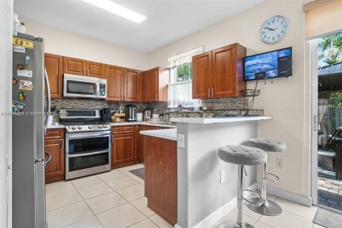 Townhouse in Miami, Florida 4 bedrooms, 184.41 sq.m. № 1874818 - photo 10