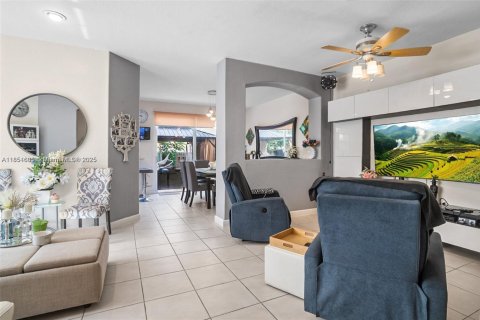 Townhouse in Miami, Florida 4 bedrooms, 184.41 sq.m. № 1874818 - photo 5