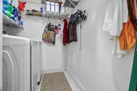 Townhouse in Miami, Florida 4 bedrooms, 184.41 sq.m. № 1874818 - photo 25