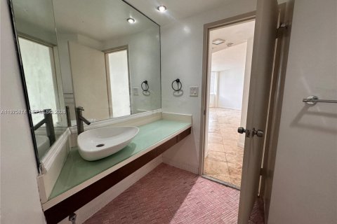 Condo in Miami, Florida, 1 bedroom  № 2040082 - photo 8