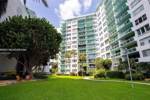 Condo in Miami, Florida, 1 bedroom  № 2040082 - photo 12