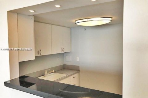 Condo in Miami, Florida, 1 bedroom  № 2040082 - photo 4