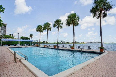 Condo in Miami, Florida, 1 bedroom  № 2040082 - photo 2