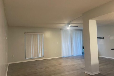 Condo in Lauderhill, Florida, 2 bedrooms  № 2081935 - photo 2