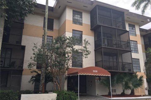 Condo in Lauderhill, Florida, 2 bedrooms  № 2081935 - photo 1
