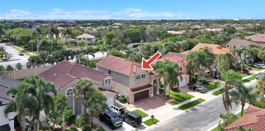 Casa en Pembroke Pines, Florida 4 dormitorios, 233.46 m2 № 2417420