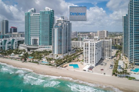 Condo à Hollywood, Floride, 2 chambres  № 2046029