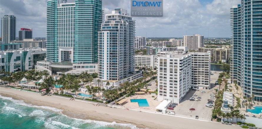 Condo à Hollywood, Floride, 2 chambres  № 2046029