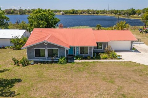 House in Winter Haven, Florida 3 bedrooms, 163.69 sq.m. № 1634406 - photo 1
