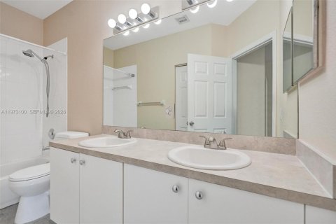 Touwnhouse à vendre à Tamarac, Floride: 3 chambres, 141.95 m2 № 2052686 - photo 11