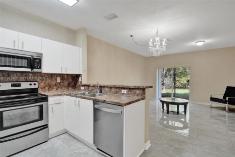 Touwnhouse à vendre à Tamarac, Floride: 3 chambres, 141.95 m2 № 2052686 - photo 4