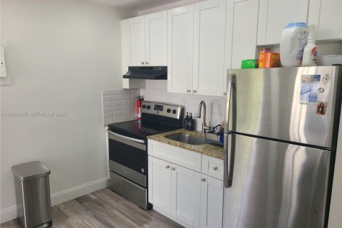 House in Miami, Florida 2 bedrooms, 65.03 sq.m. № 2248421 - photo 8
