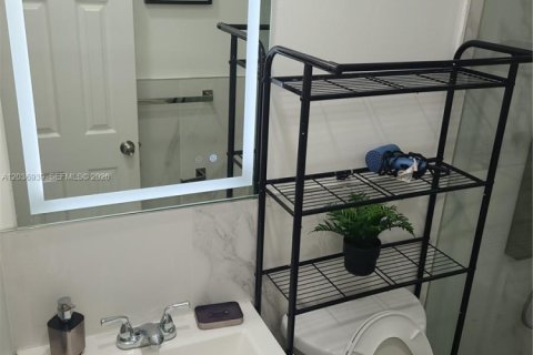 House in Miami, Florida 2 bedrooms, 65.03 sq.m. № 2248421 - photo 15