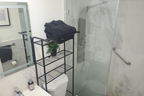 House in Miami, Florida 2 bedrooms, 65.03 sq.m. № 2248421 - photo 12