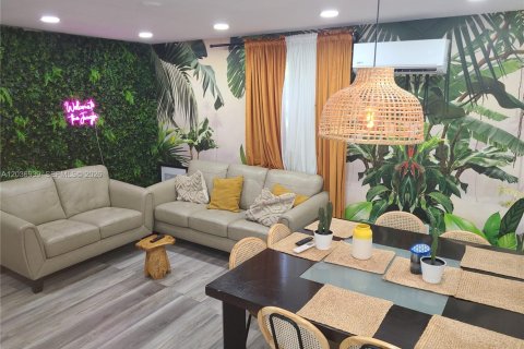 House in Miami, Florida 2 bedrooms, 65.03 sq.m. № 2248421 - photo 17