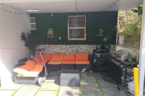 House in Miami, Florida 2 bedrooms, 65.03 sq.m. № 2248421 - photo 7