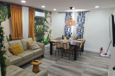 House in Miami, Florida 2 bedrooms, 65.03 sq.m. № 2248421 - photo 14