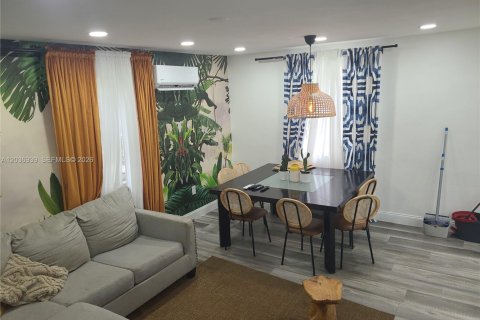 House in Miami, Florida 2 bedrooms, 65.03 sq.m. № 2248421 - photo 13
