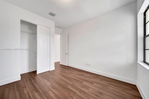 Villa ou maison à louer à Fort Lauderdale, Floride: 4 chambres, 263.01 m2 № 2032182 - photo 26