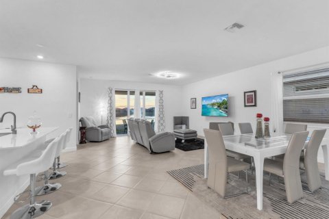 House in Port Charlotte, Florida 4 bedrooms, 188.31 sq.m. № 2186560 - photo 5
