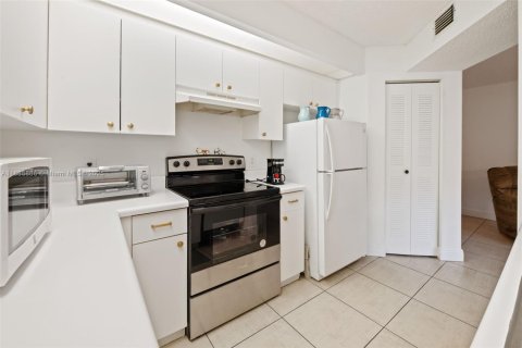 Condominio en venta en Pembroke Pines, Florida, 1 dormitorio, 98.1 m2 № 1933419 - foto 16