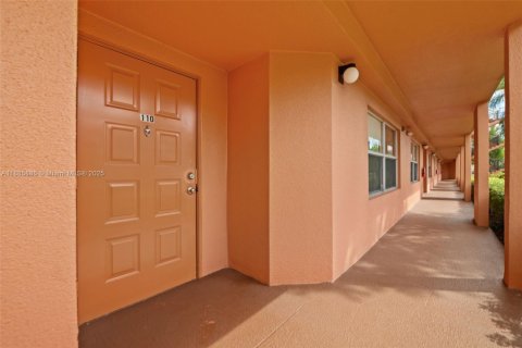 Condominio en venta en Pembroke Pines, Florida, 1 dormitorio, 98.1 m2 № 1933419 - foto 3