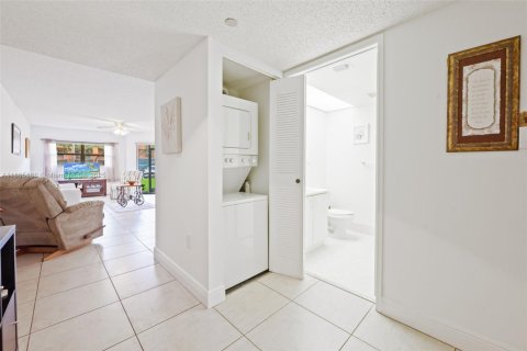 Condominio en venta en Pembroke Pines, Florida, 1 dormitorio, 98.1 m2 № 1933419 - foto 5