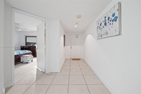 Condominio en venta en Pembroke Pines, Florida, 1 dormitorio, 98.1 m2 № 1933419 - foto 4