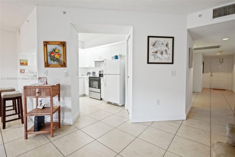 Condominio en venta en Pembroke Pines, Florida, 1 dormitorio, 98.1 m2 № 1933419 - foto 11