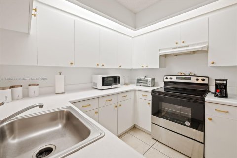 Condominio en venta en Pembroke Pines, Florida, 1 dormitorio, 98.1 m2 № 1933419 - foto 15