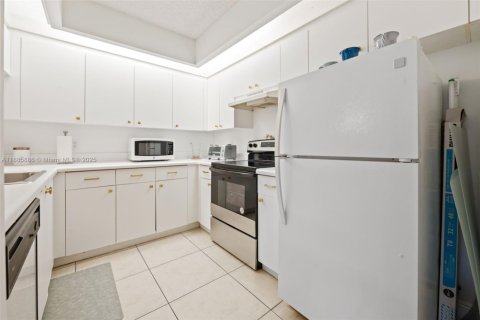 Condominio en venta en Pembroke Pines, Florida, 1 dormitorio, 98.1 m2 № 1933419 - foto 14