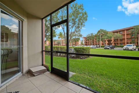 Condominio en venta en Pembroke Pines, Florida, 1 dormitorio, 98.1 m2 № 1933419 - foto 22