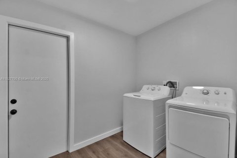 House in Miami, Florida 3 bedrooms, 114.27 sq.m. № 2035797 - photo 16