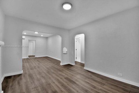 House in Miami, Florida 3 bedrooms, 114.27 sq.m. № 2035797 - photo 7