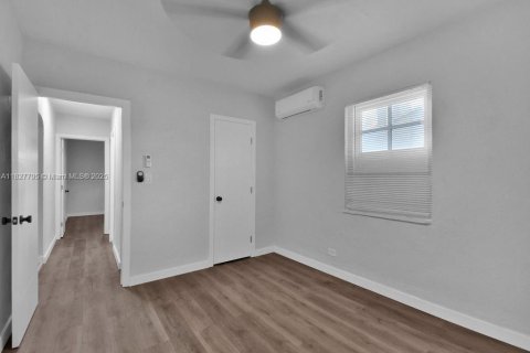 House in Miami, Florida 3 bedrooms, 114.27 sq.m. № 2035797 - photo 26