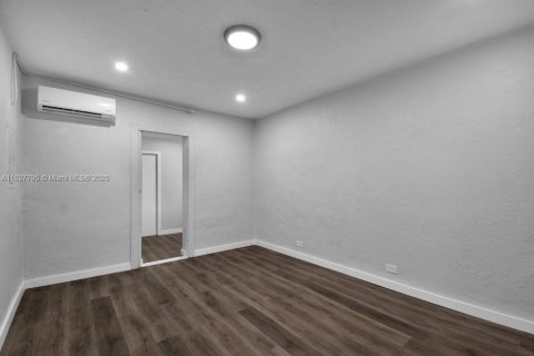 House in Miami, Florida 3 bedrooms, 114.27 sq.m. № 2035797 - photo 12