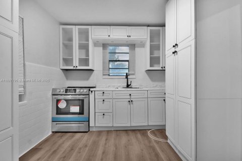 House in Miami, Florida 3 bedrooms, 114.27 sq.m. № 2035797 - photo 19