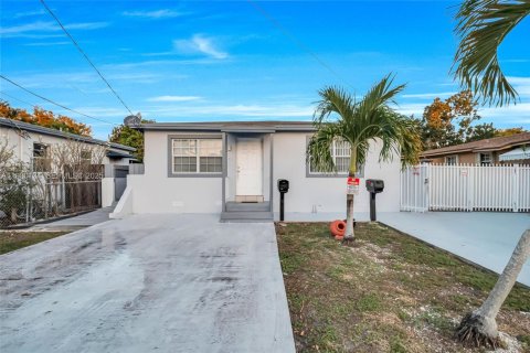 Propiedad comercial en venta en Miami, Florida, 151.34 m2 № 1988919 - foto 1