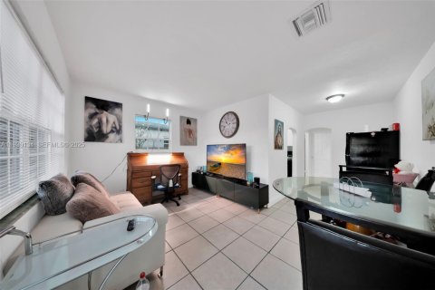 Propiedad comercial en venta en Miami, Florida, 151.34 m2 № 1988919 - foto 4