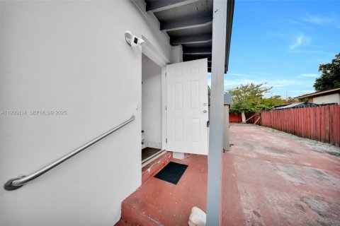 Propiedad comercial en venta en Miami, Florida, 151.34 m2 № 1988919 - foto 17
